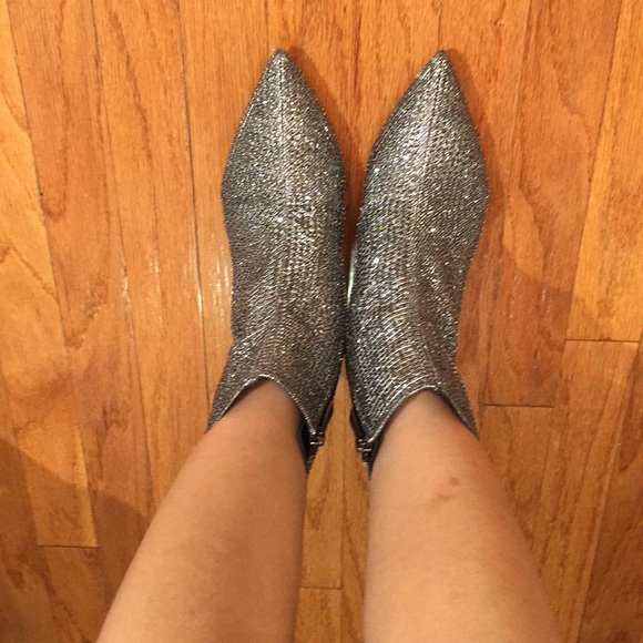 Michael Kors kitten bootie. Fit 7 - Picture 4 of 10